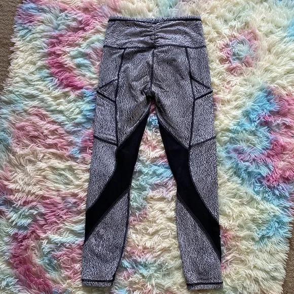 ✨Lululemon Athletica Outrun Tight Sz 4✨ - Picture 10 of 10